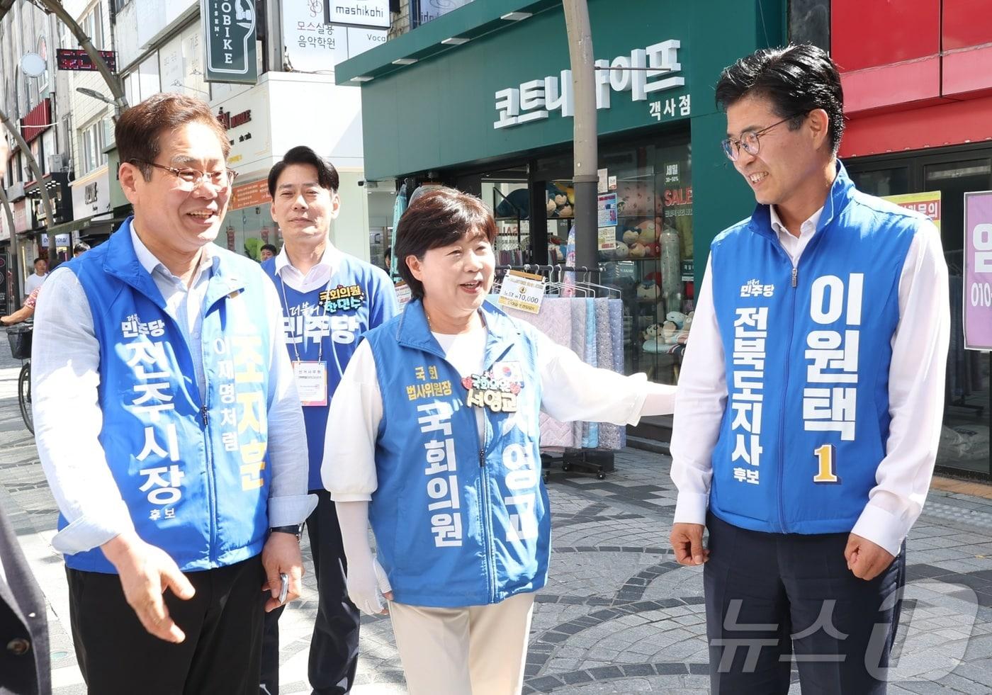 본문 이미지 - 서영교 더불어민주당 의원(가운데)이 30일 전북 전주시 객리단길 일원에서 이원택 민주당 전북도지사 후보(오른쪽)와 인사를 나누고 있다. 2026.5.30 ⓒ 뉴스1 유경석 기자