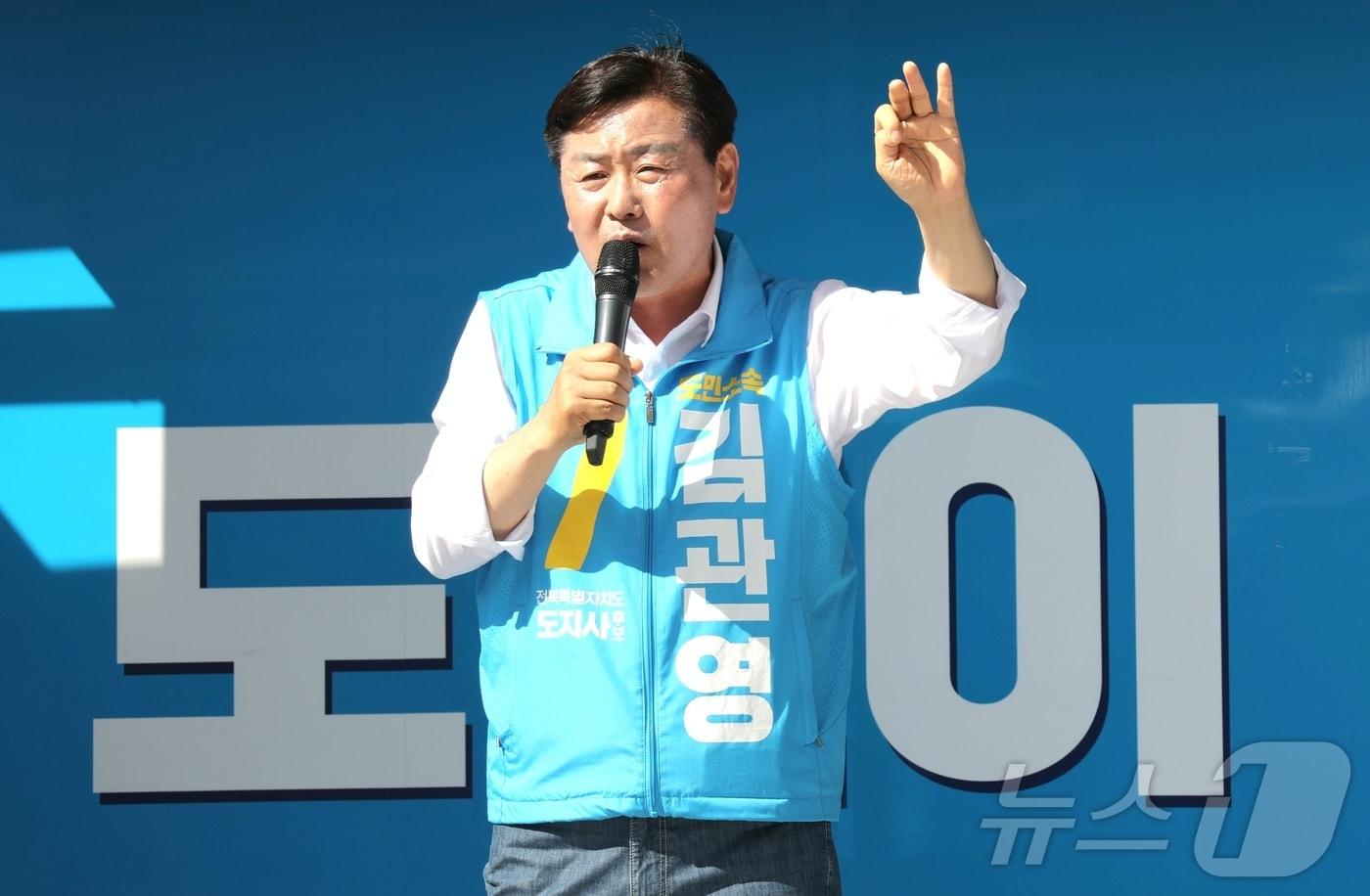 본문 이미지 - 김관영 무소속 전북도지사 후보가 30일 전북 전주시 전북대 구정문 앞에서 지지를 호소하고 있다. 2026.5.30 ⓒ 뉴스1 유경석 기자
