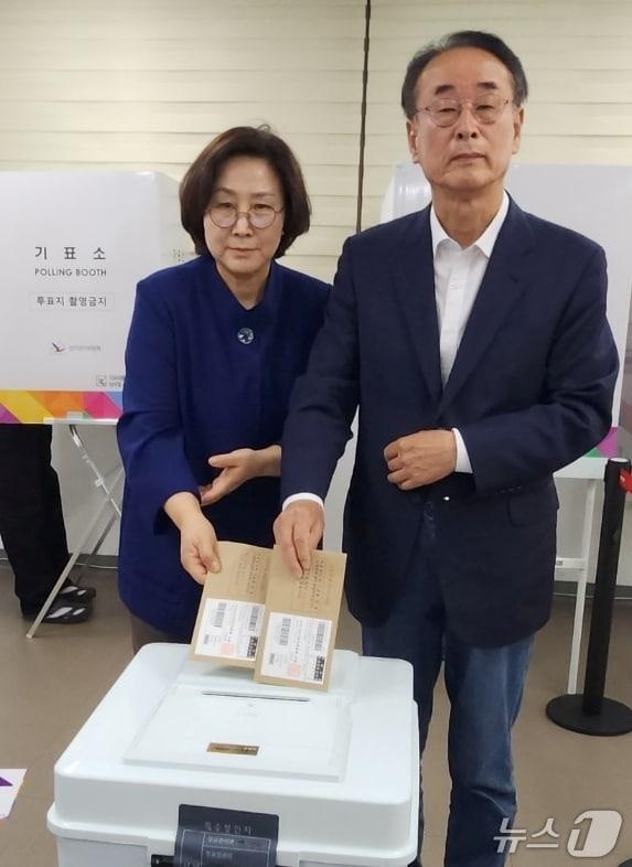 본문 이미지 - 장세용 더불어민주당 구미시장 후보가 29일 송정동 행정복지센터 사전투표소를 찾아 부인과 함께 소중한 권리를 행사했다.(장세용 캠프 제공. 재판매 및 DB금지)/뉴스1