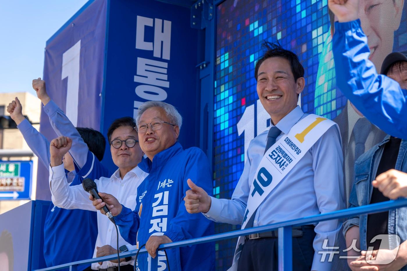 본문 이미지 - 우상호 더불어민주당 강원도지사 후보는 30일 양양군청 사거리에서 김정중 양양군수 후보와 함께 집중 유세를 펼쳤다.(우상호후보캠프 측 제공. 재판매 및 DB금지)/뉴스1