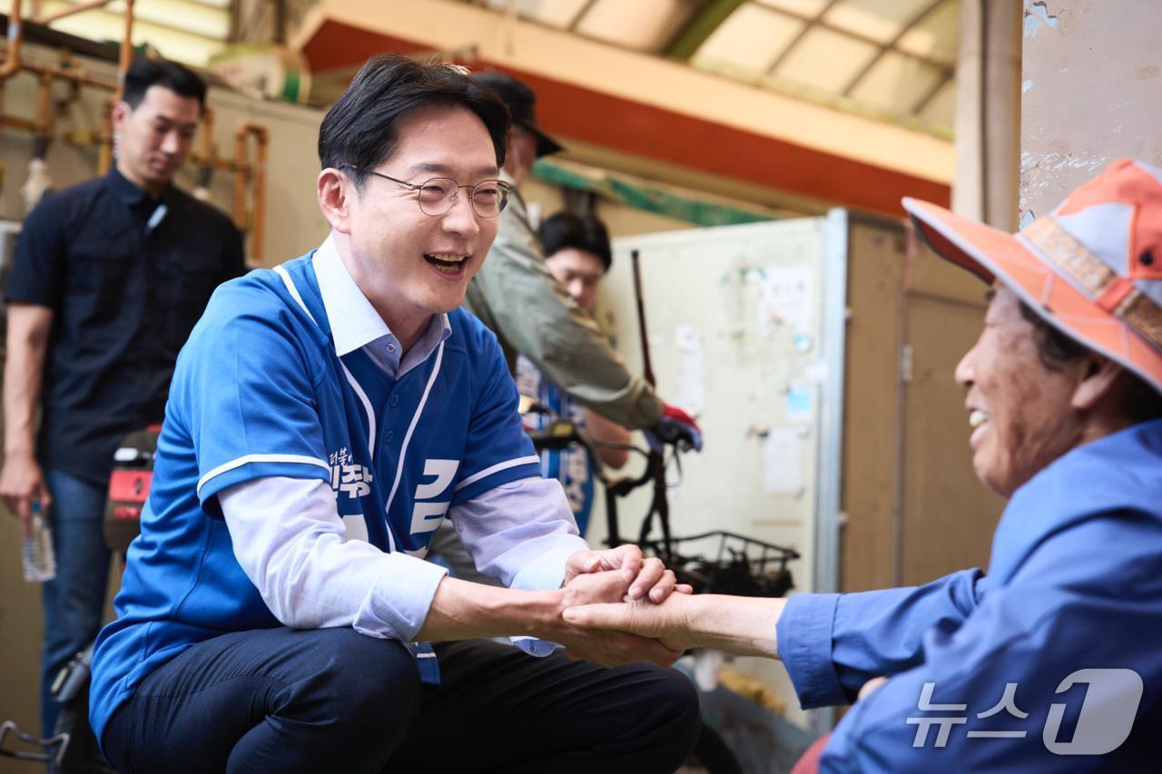 본문 이미지 - 김경수 더불어민주당 경남지사 후보가 30일 창원시 마산회원구 번개시장에서 시민과 인사를 나누고 있다.(김 후보 캠프 제공. 재판매 및 DB금지)