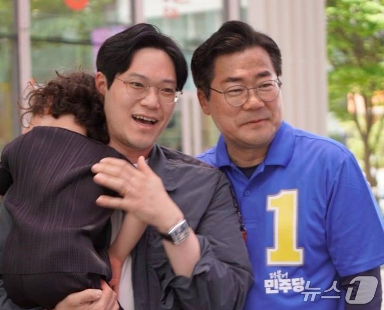 본문 이미지 - 박찬대 더불어민주당 후보가 송도 유세 도중 한 시민과 기념사진을 촬영하고 있다. / 뉴스1 ⓒ News1