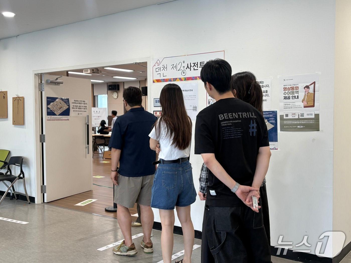 본문 이미지 - 30일 오후 4시 30분쯤 부산 북구 덕천2동 행정복지센터 3층에 마련된 덕천2동 사전투표소 앞에 유권자들이 줄을 서 있다. 2026.5.30 ⓒ 뉴스1 박서현 기자