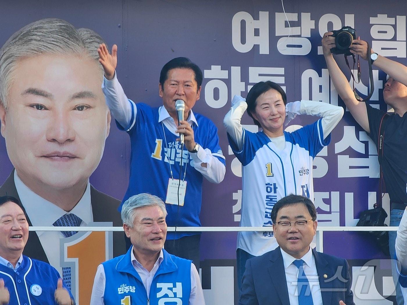 본문 이미지 - 정청래 더불어민주당 대표가 30일 경남 하동군 화개장터를 방문해 제윤경 하동군수 후보 지지 연설을 하고 있다. 2026.5.30 ⓒ 뉴스1 한송학 기자