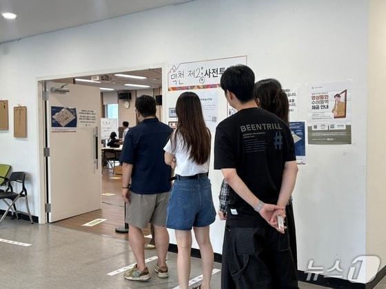 본문 이미지 - 30일 오후 4시 30분쯤 부산 북구 덕천2동 행정복지센터 3층에 마련된 덕천2동 사전투표소 앞에 유권자들이 줄을 서 있다. 2026.5.30 ⓒ 뉴스1 박서현 기자
