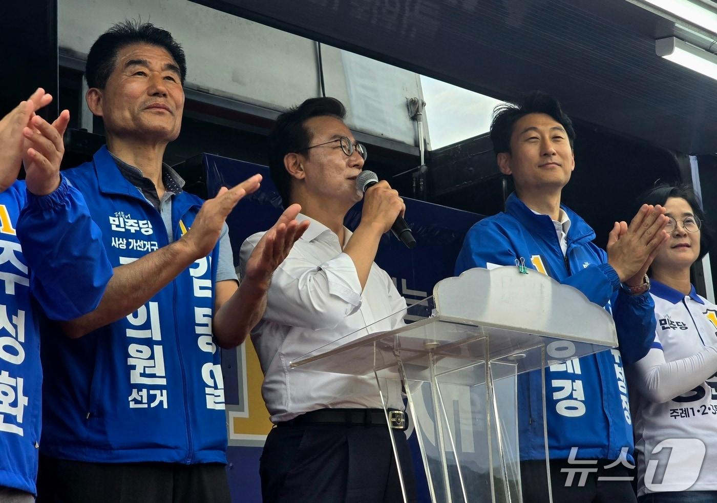 본문 이미지 - 전재수 후보가 30일 사상구 학장교차로 일대에서 시민들에게 지지를 호소하고 있다.2026.5.30 ⓒ 뉴스1 이주현 기자