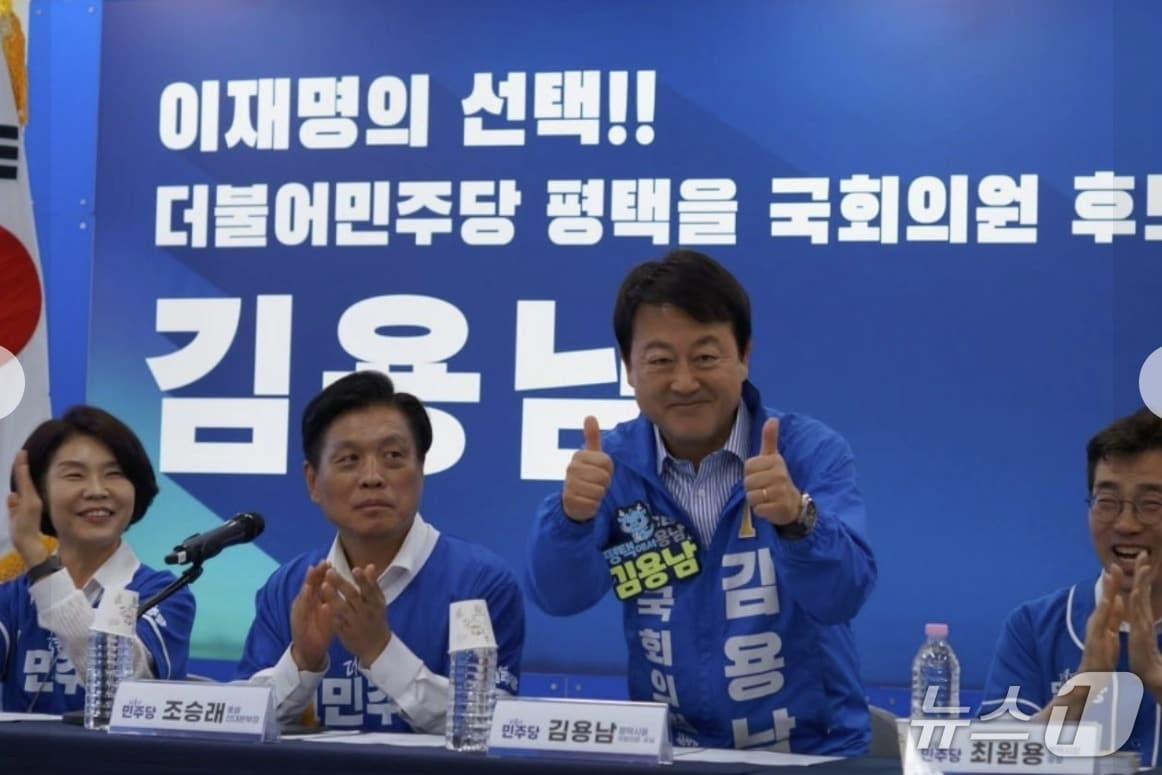 본문 이미지 - 더불어민주당 지도부인 한정애  선대위 정책본부장, 조승래 총괄선대본부장이 경기평택을 김용남 후보(사진 왼쪽부터) 지원을 위해 30일  경기평택에서 선대위 회의를 열었다. (SNS 갈무리) ⓒ 뉴스1