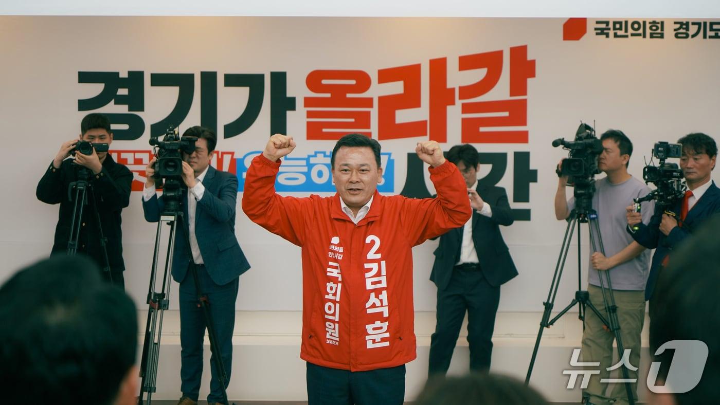 본문 이미지 - 김석훈 후보가 국민의힘 경기도당 필승결의 대회에서 연단에 오른 모습.(김석훈 후보 캠프 측 제공)