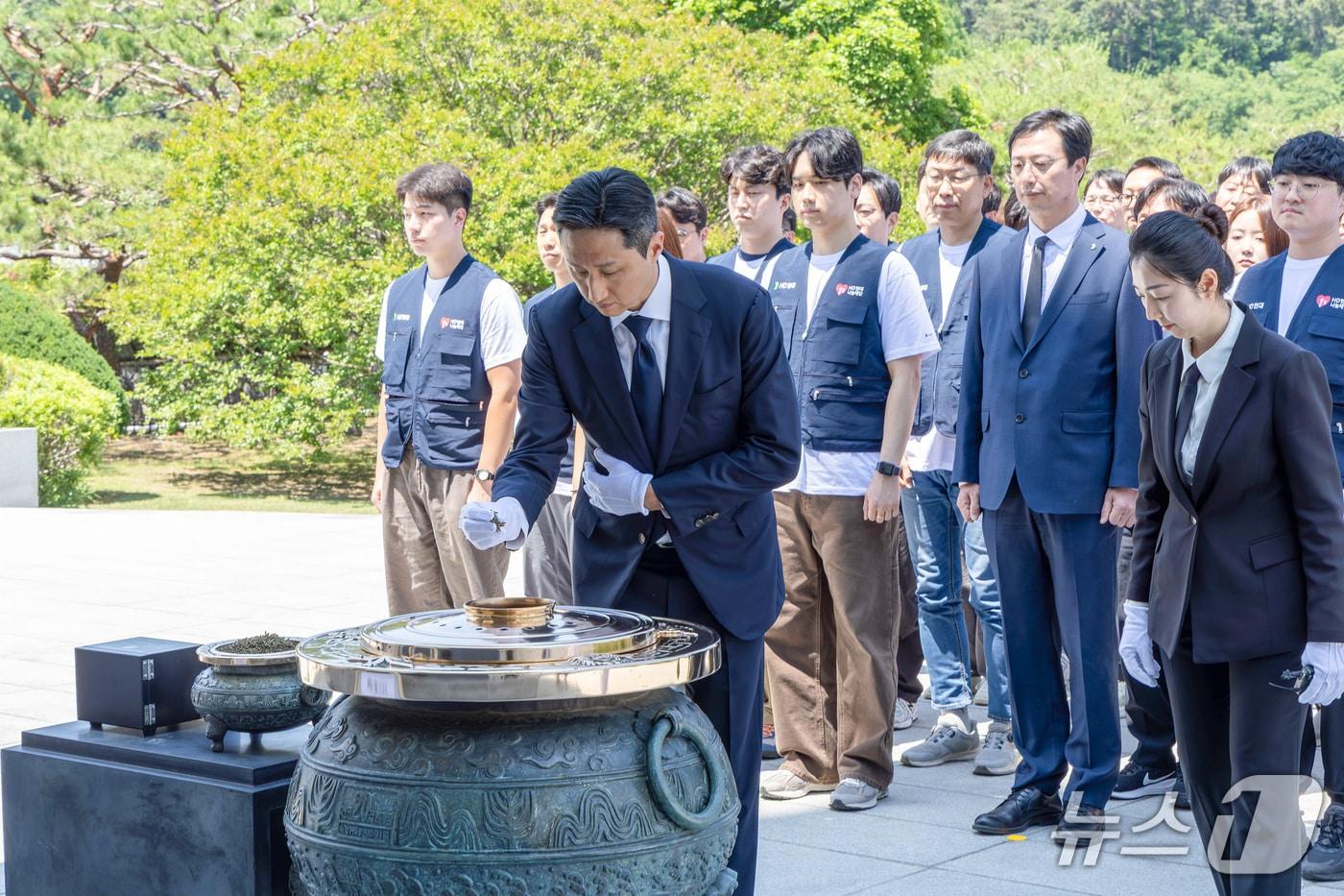 본문 이미지 - 정기선 HD현대 회장이 29일 임직원들과 함께 국립서울현충원 현충탑을 찾아 분향을 하며 순국선열과 호국영령을 기리고 있다(HD현대 제공) 2026.5.31/뉴스1