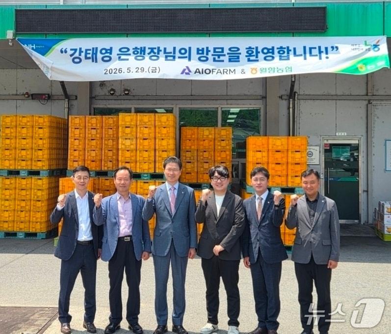 본문 이미지 - (왼쪽부터) 배종찬 NH농협은행 농식품성장투자단 단장, 김정득 월항농협 상임이사, 강태영 농협은행장, 곽호재 에이오팜대표, 김진욱 NH농협은행 경북본부장, 여상대 성주군지부장이 현장 방문에 앞서 기념사진 촬영을 하고 있다.