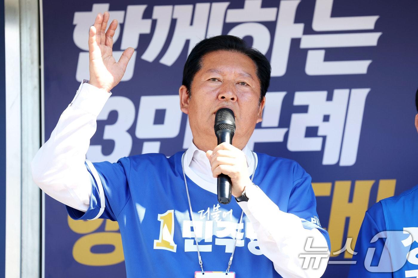 본문 이미지 - 정청래 더불어민주당 총괄상임선거대책위원장이 31일 전남 구례경찰서 앞 교차로에서 장길선 민주당 구례군수 후보 지원 유세를 하고 있다. 2026.5.31 ⓒ 뉴스1 이승현 기자