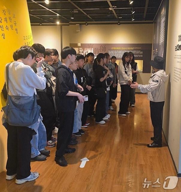 본문 이미지 - 전북 군산지역의 근대문화 유산을 문화관광 해설사와 '동행투어' 프로그램에 관광객들이 함께 하고 있다.(군산시 제공. 재판매 및 DB금지)