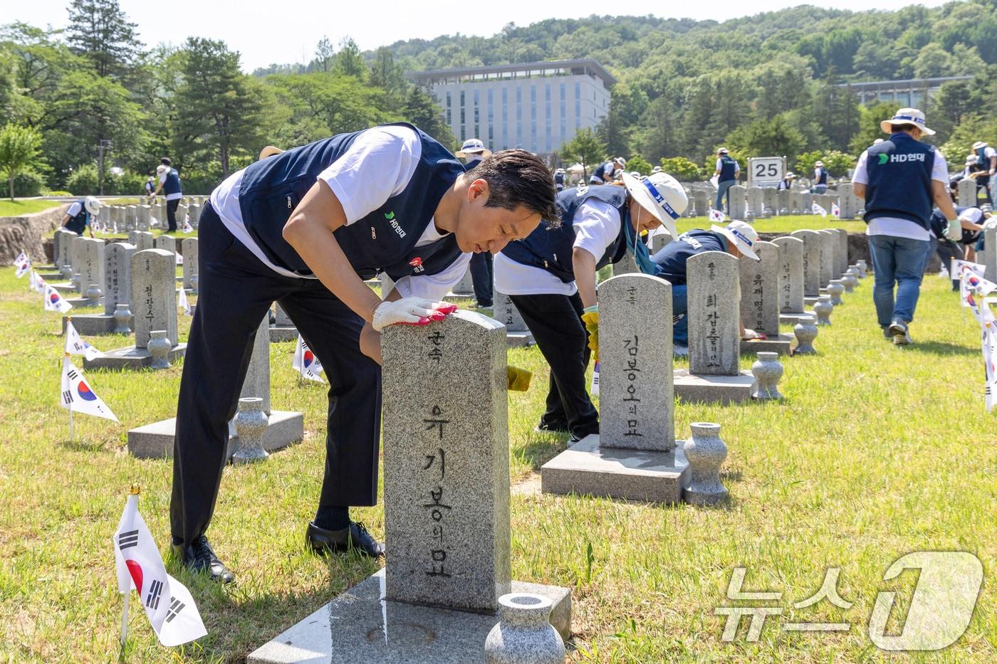 본문 이미지 - 정기선 HD현대 회장이 지난 29일 서울 동작구 국립서울현충원을 찾아 임직원들과 참전용사의 비석을 닦고 있다. (HD현대 제공. 재판매 및 DB 금지) 2026.5.31 ⓒ 뉴스1