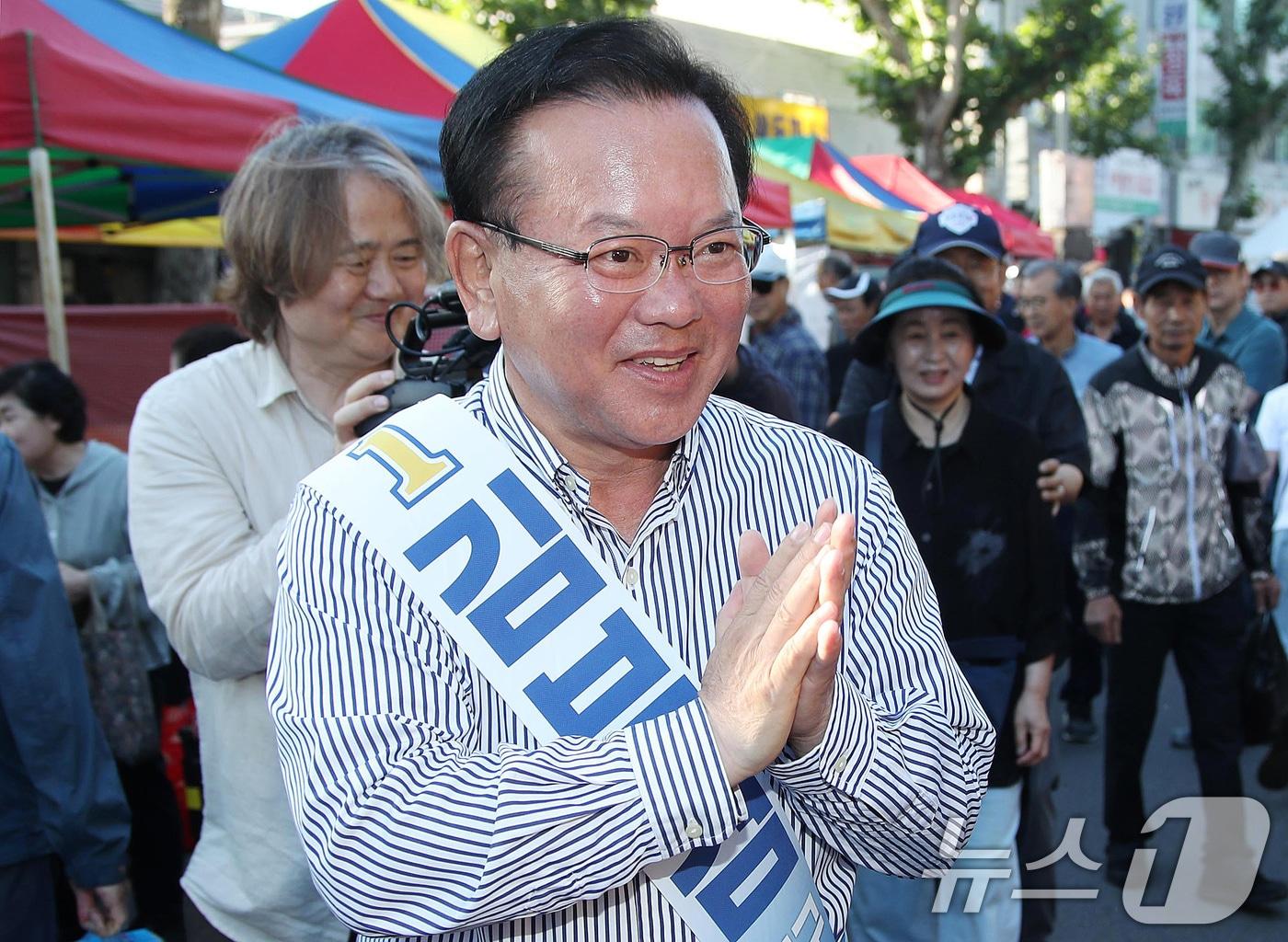 본문 이미지 - 김부겸 더불어민주당 대구시장 후보가 31일 오전 대구 중구 달성공원 새벽시장을 찾아 시민과 인사 나누고 있다. ⓒ 뉴스1 공정식 기자