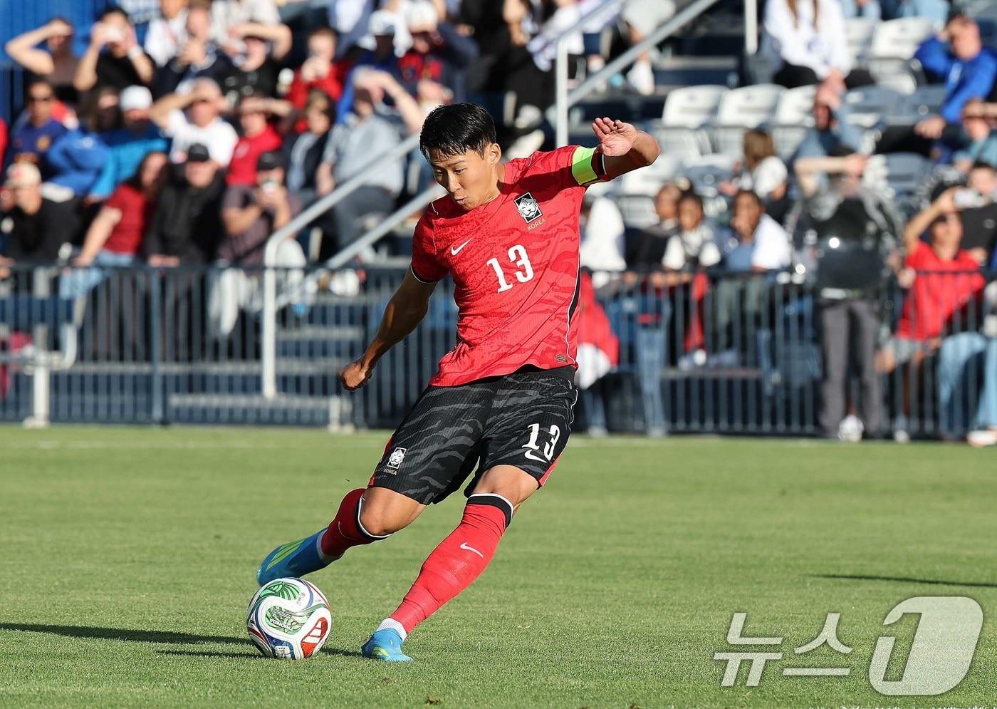 본문 이미지 - 대한민국 축구대표팀 손흥민이 30일(현지시간) 미국 유타주 솔트레이크시티 브리검 영 대학교 BYU 사우스필드 경기장에서 2026 국제축구연맹(FIFA) 북중미 월드컵 앞두고 열린 대한민국과 트리니다드 토바고의 평가전에서 프리킥을 차고 있다. 2026.5.31 ⓒ 뉴스1 임세영 기자
