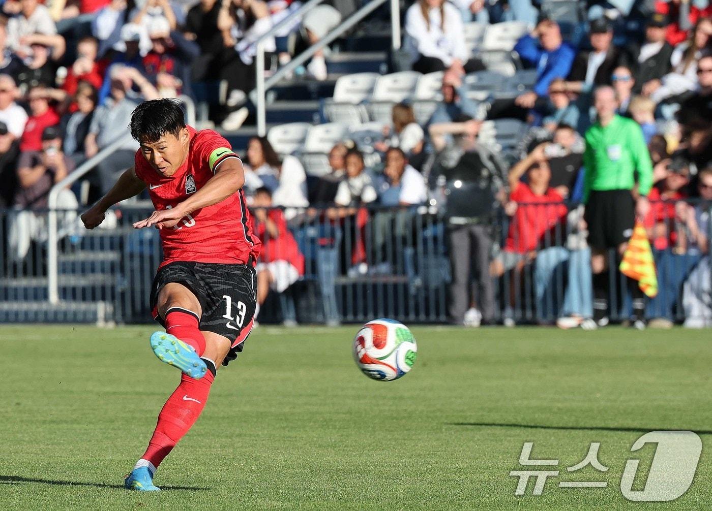 본문 이미지 - 대한민국 축구대표팀 손흥민이 30일(현지시간) 미국 유타주 솔트레이크시티 브리검 영 대학교 BYU 사우스필드 경기장에서 2026 국제축구연맹(FIFA) 북중미 월드컵 앞두고 열린 대한민국과 트리니다드 토바고의 평가전에서 프리킥을 차고 있다. 2026.5.31 ⓒ 뉴스1 임세영 기자