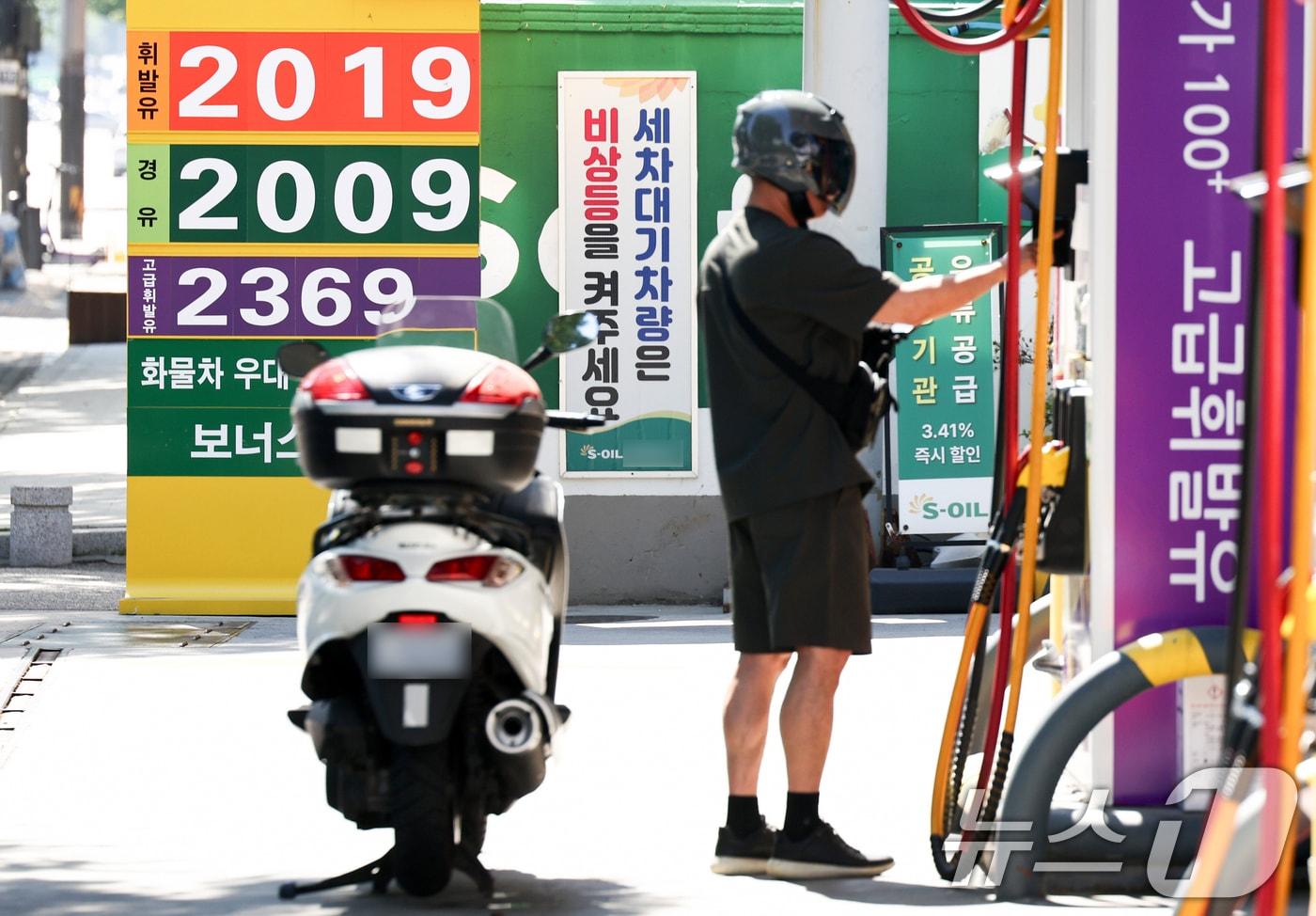 본문 이미지 - 31일 서울 마포구의 한 주유소에 휘발유와 경유 가격이 표시돼 있다. 2026.5.31 ⓒ 뉴스1 최지환 기자