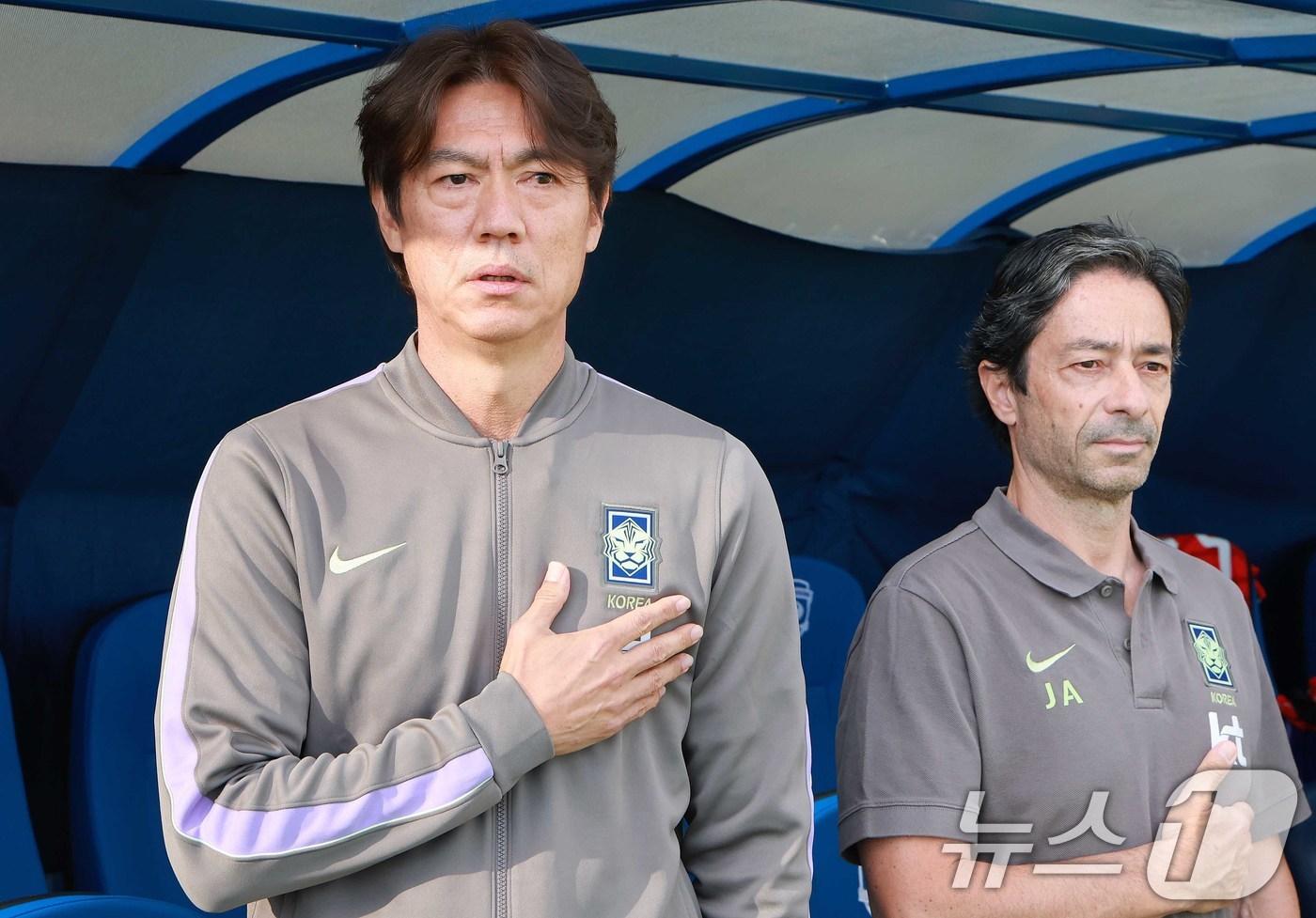 본문 이미지 - 홍명보 대한민국 축구대표팀 감독이 30일(현지시간) 미국 유타주 솔트레이크시티 브리검 영 대학교 BYU 사우스필드 경기장에서 2026 국제축구연맹(FIFA) 북중미 월드컵 앞두고 열린 대한민국과 트리니다드 토바고의 평가전에서 국민의례를 하고 있다. 2026.5.31 ⓒ 뉴스1 임세영 기자