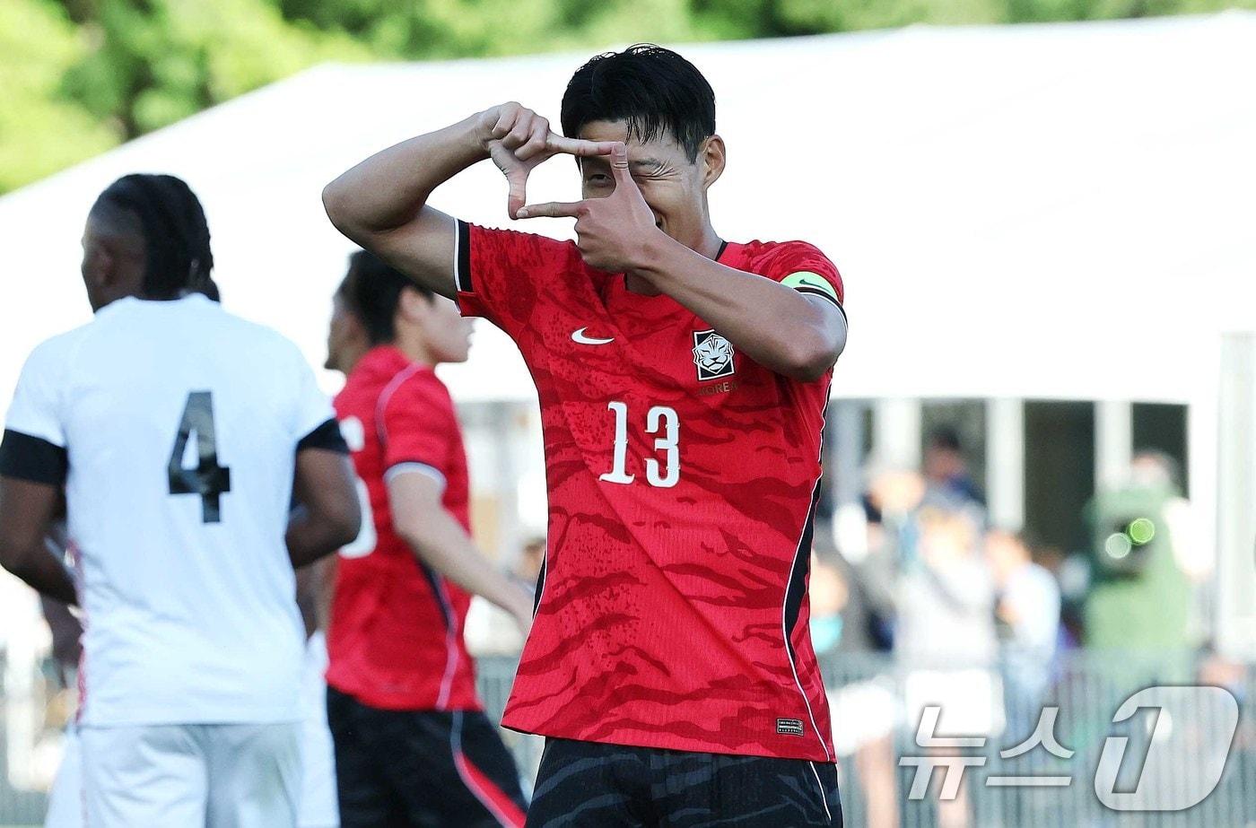 본문 이미지 - 대한민국 축구대표팀 손흥민이 30일(현지시간) 미국 유타주 솔트레이크시티 브리검 영 대학교 BYU 사우스필드 경기장에서 2026 국제축구연맹(FIFA) 북중미 월드컵 앞두고 열린 대한민국과 트리니다드 토바고의 평가전에서 골을 넣고 세리머니를 하고 있다. 2026.5.31 ⓒ 뉴스1 임세영 기자