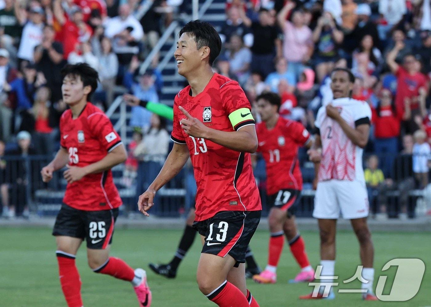 본문 이미지 - 대한민국 축구대표팀 손흥민이 30일(현지시간) 미국 유타주 솔트레이크시티 브리검 영 대학교 BYU 사우스필드 경기장에서 2026 국제축구연맹(FIFA) 북중미 월드컵 앞두고 열린 대한민국과 트리니다드 토바고의 평가전에서 골을 넣고 환하게 웃고 있다. 2026.5.31 ⓒ 뉴스1 임세영 기자