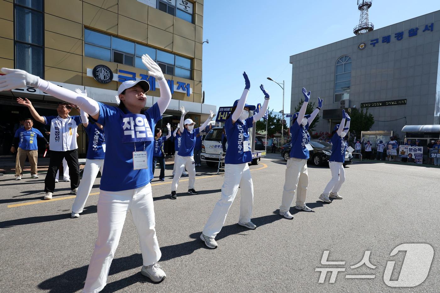 본문 이미지 - 31일 오전 전남 구례경찰서 앞 교차로에서 장길선 민주당 구례군수 후보 측이 선거 운동을 하고 있다. ⓒ 뉴스1 이승현 기자