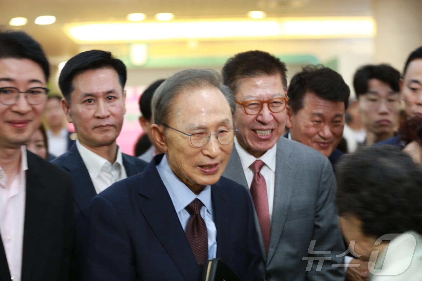 본문 이미지 - 이명박 전 대통령이 31일 오전 부산 수영로교회를 찾아 박형준 부산시장 후보와 함께 예배 일정 등을 소화하기 위해 교회당으로 입장하고 있다. 2026.5.31 ⓒ 뉴스1 임순택 기자