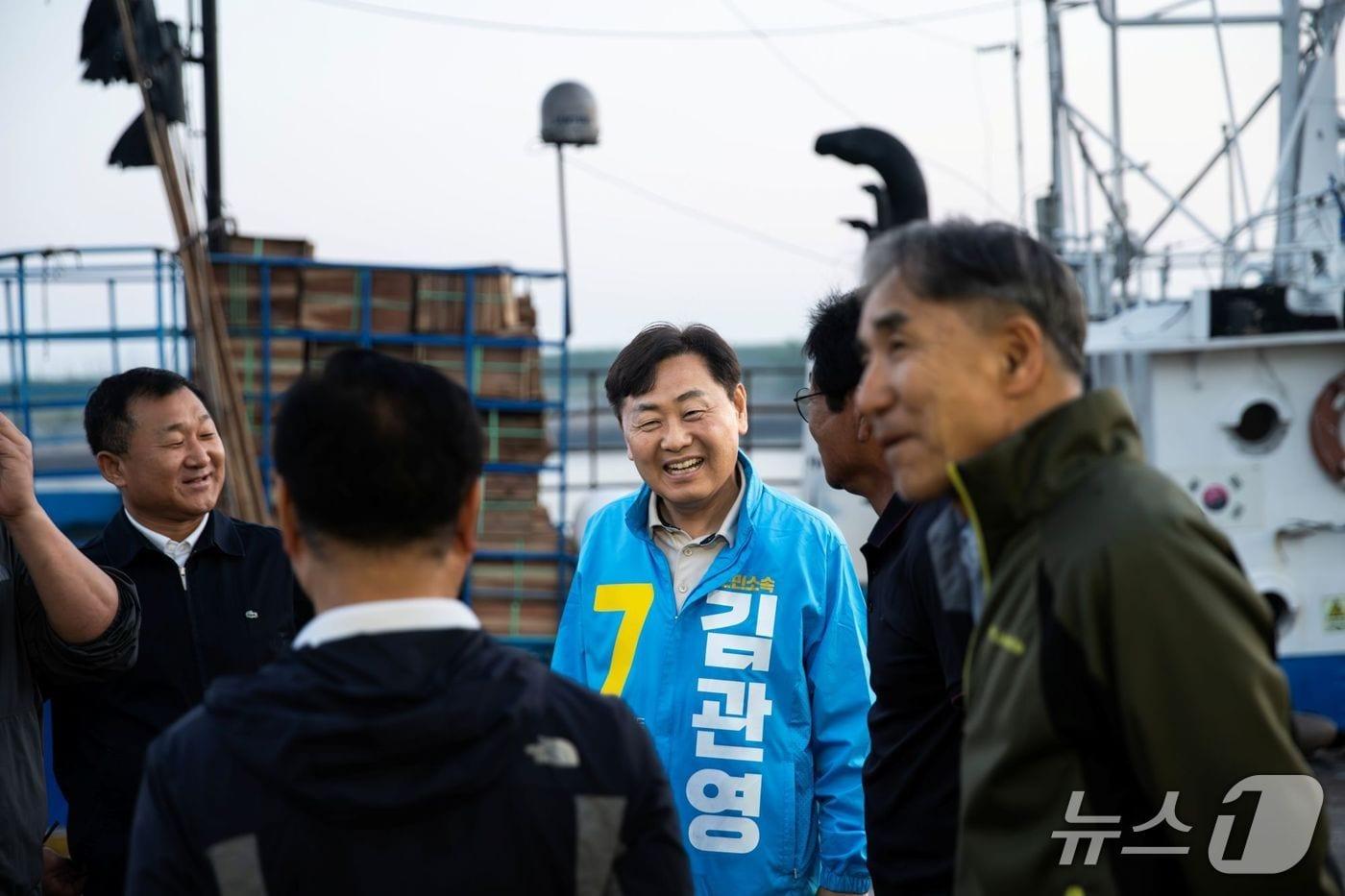 본문 이미지 - 31일 새벽 전북 군산의 서쪽 끝 대장도를 찾은 김관영 전북지사 후보(무소속)가 어민들과 대화를 나누고 있다.(김관영 후보 캠프 제공. 재판매 및 DB금지)/뉴스1  