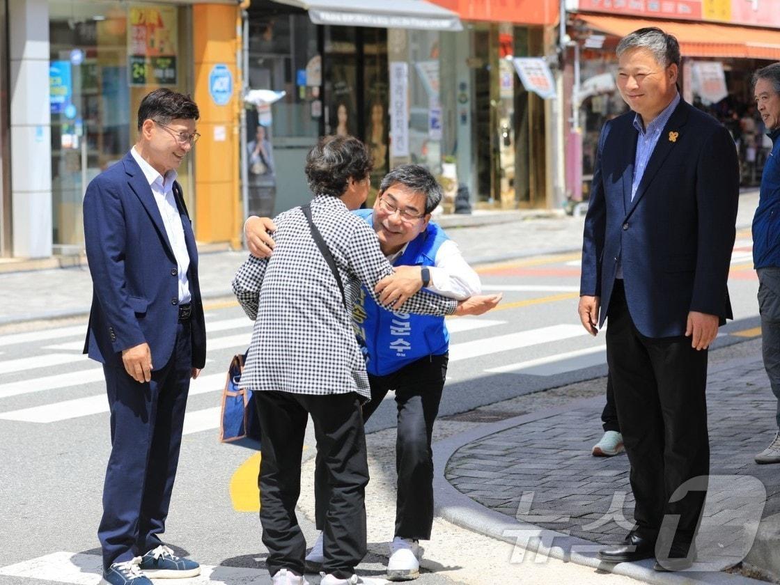 본문 이미지 - 박종원 더불어민주당 전남 담양군수 후보가 경선 경쟁자였던 이재종·이규현 후보와 함께 유세를 하며 유권자를 끌어안고 있다.(박종원 SNS. 재배포 및 DB 금지)