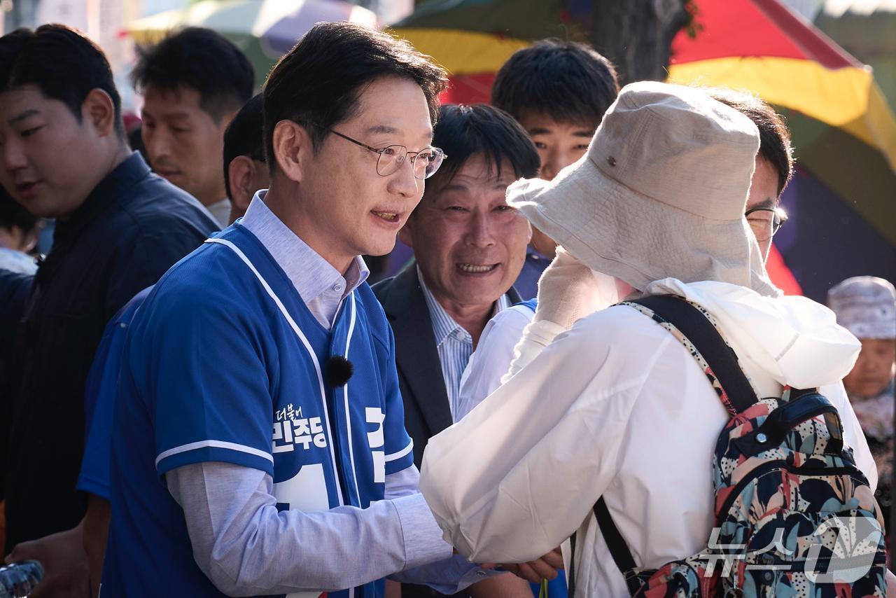본문 이미지 - 김경수 더불어민주당 경남지사 후보가 31일 진주시 중앙시장에서 시민과 인사를 나누고 있다.(김 후보 캠프 제공. 재판매 및 DB금지)