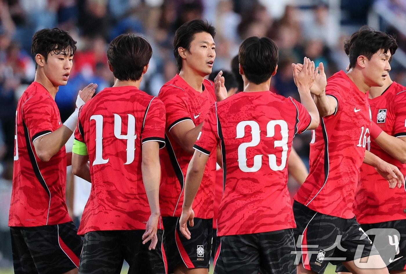 본문 이미지 - 대한민국 축구대표팀 조규성이 30일(현지시간) 미국 유타주 솔트레이크시티 브리검 영 대학교 BYU 사우스필드 경기장에서 2026 국제축구연맹(FIFA) 북중미 월드컵 앞두고 열린 대한민국과 트리니다드 토바고의 평가전에서 멀티골을 넣고 동료들과 하이파이브를 나누고 있다. 2026.5.31 ⓒ 뉴스1 임세영 기자