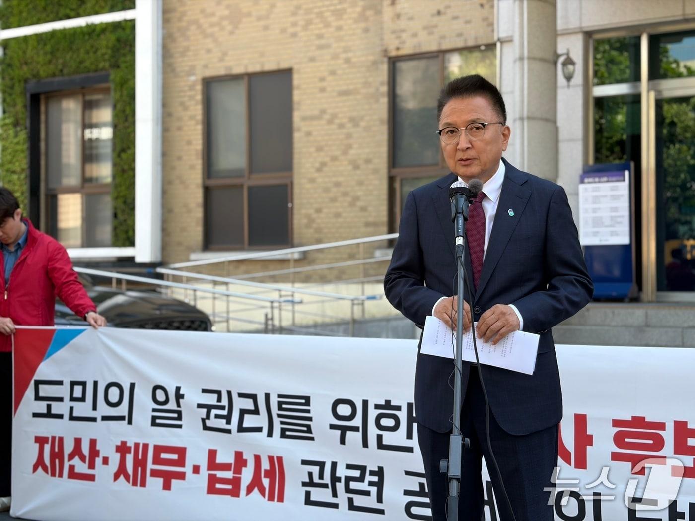 본문 이미지 - 김영환 국민의힘 충북지사 후보는 31일 도청 서문 앞에서 기자회견을 해 "신 후보는 도민들이 궁금해하는 핵심 사안에 대한 설명을 내놓지 않고 침묵과 회피로 일관하며 표만 달라고 하고 있다"고 주장했다.(캠프 제공. 재판매 및 DB금지)/뉴스1