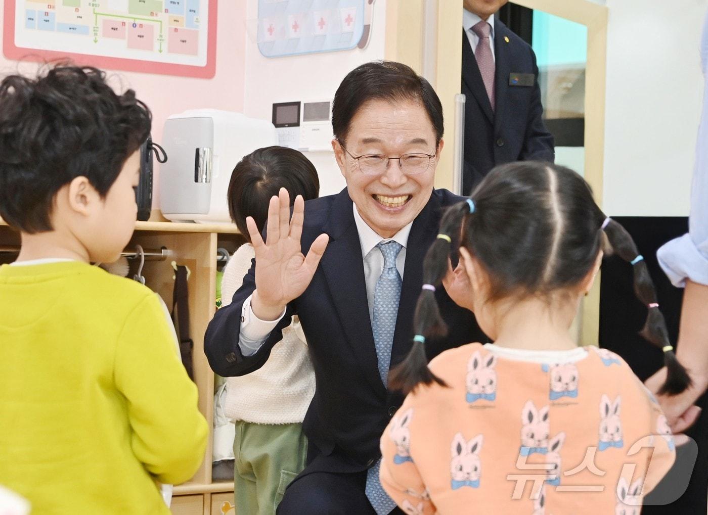 본문 이미지 - 임종식 경북교육감 후보는 31일 학부모 교육비 부담을 줄이고 공교육 돌봄 체계를 강화하는 ‘돌봄의 재개념화와 학부모 부담 경감 패키지’를 추진하겠다고 밝혔다. ⓒ 뉴스1 김대벽기자