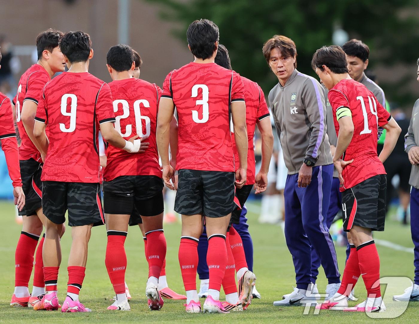본문 이미지 - 홍명보 대한민국 축구대표팀 감독이 30일(현지시간) 미국 유타주 솔트레이크시티 브리검 영 대학교 BYU 사우스필드 경기장에서 2026 국제축구연맹(FIFA) 북중미 월드컵 앞두고 열린 대한민국과 트리니다드 토바고의 평가전 후반 하이드레이션 브레이크 시간에 선수들에게 작전을 지시하고 있다. 2026.5.31 ⓒ 뉴스1 임세영 기자