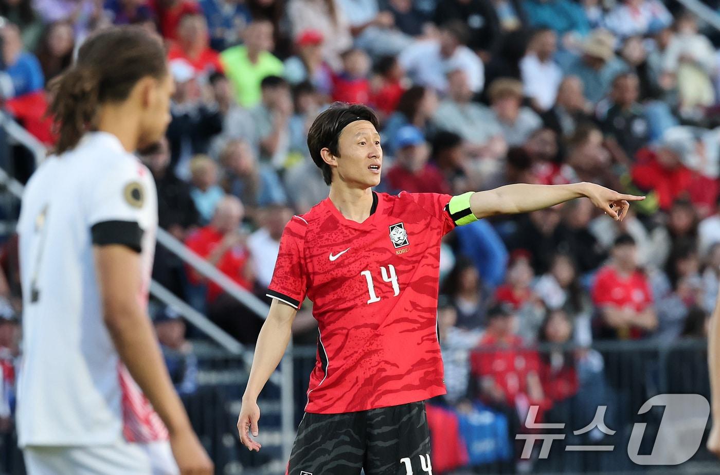 본문 이미지 - 대한민국 축구대표팀 이재성이 30일(현지시간) 미국 유타주 솔트레이크시티 브리검 영 대학교 BYU 사우스필드 경기장에서 2026 국제축구연맹(FIFA) 북중미 월드컵 앞두고 열린 대한민국과 트리니다드 토바고의 평가전에서 사인을 교환하고 있다. 2026.5.31 ⓒ 뉴스1 임세영 기자