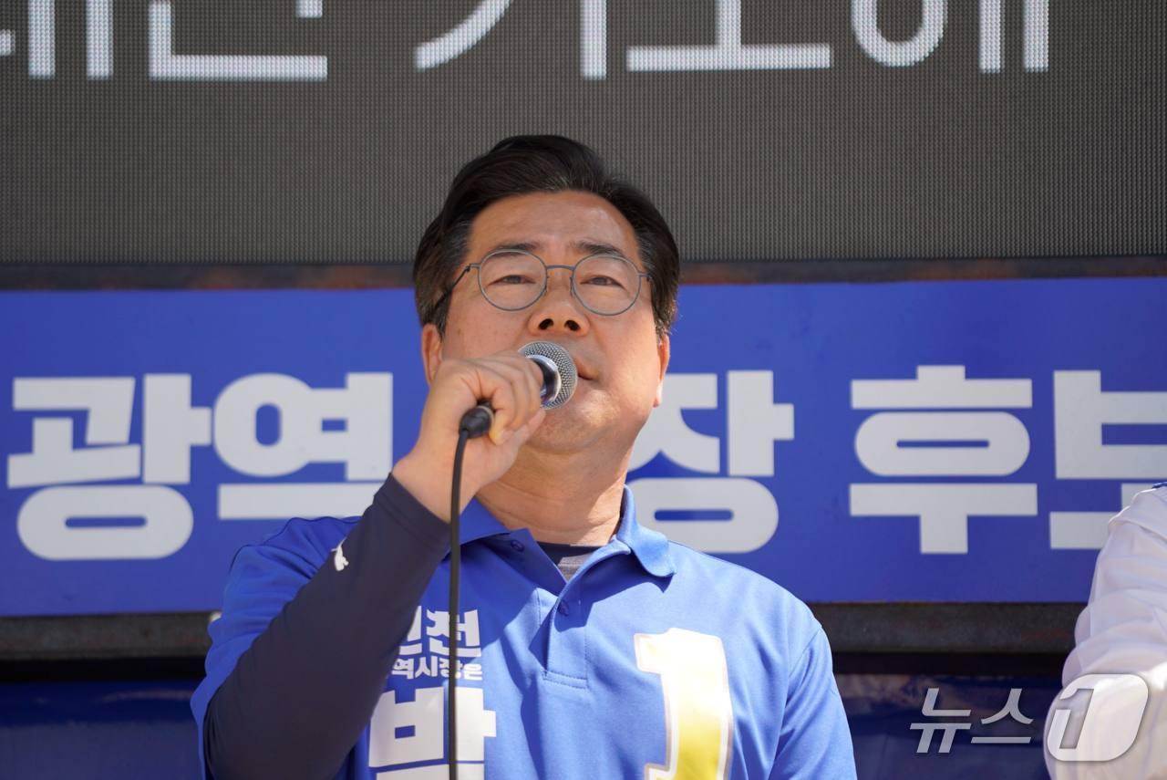 본문 이미지 - 박찬대 더불어민주당 인천시장 후보가 시민과 만나 유세를 하고 있다. / 뉴스1 ⓒ News1