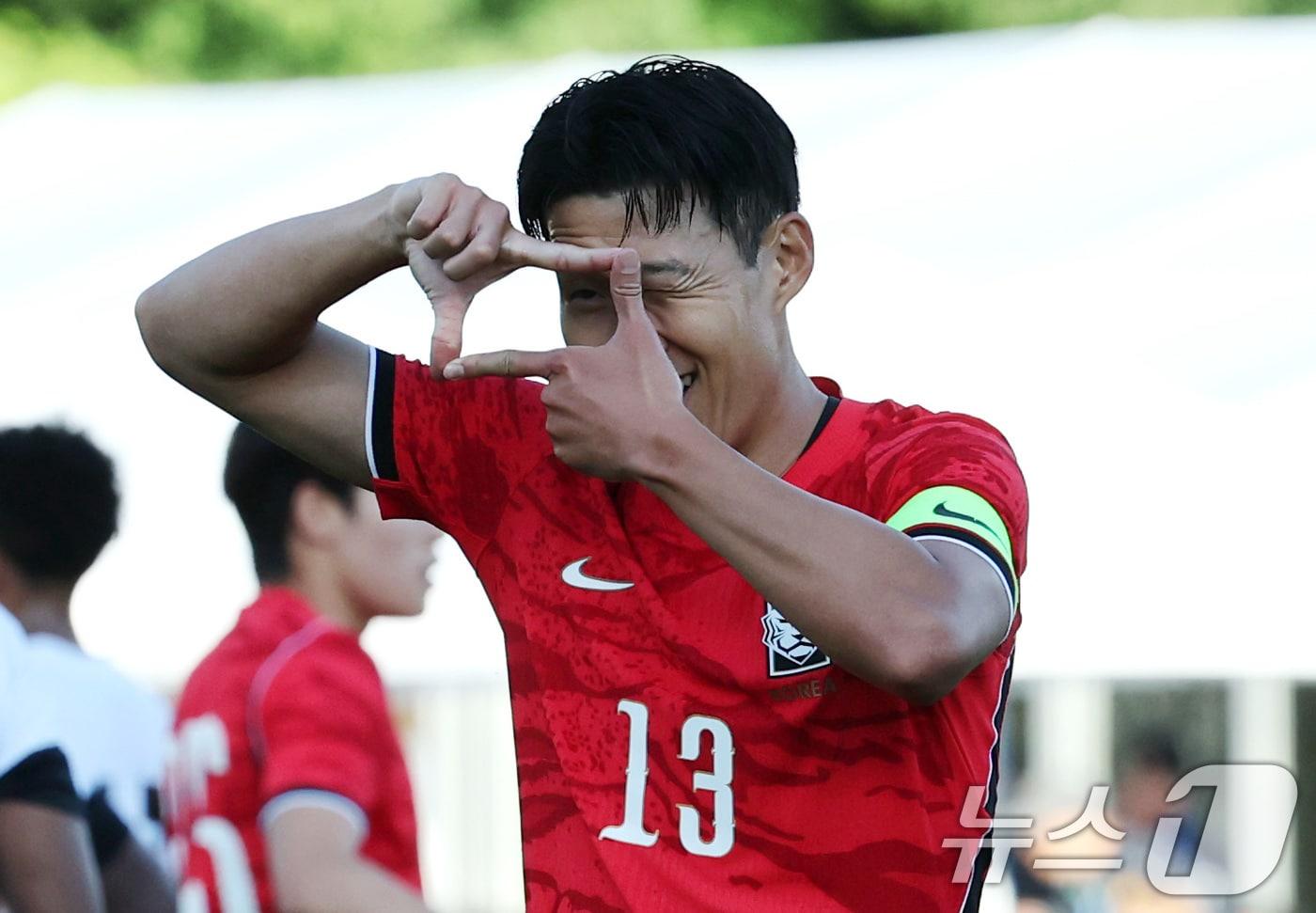 본문 이미지 - 대한민국 축구대표팀 손흥민이 30일(현지시간) 미국 유타주 솔트레이크시티 브리검 영 대학교 BYU 사우스필드 경기장에서 2026 국제축구연맹(FIFA) 북중미 월드컵 앞두고 열린 대한민국과 트리니다드 토바고의 평가전에서 골을 넣고 세리머니를 하고 있다. 2026.5.31 ⓒ 뉴스1 임세영 기자