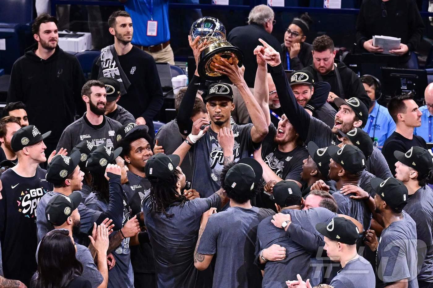 본문 이미지 - NBA 샌안토니오가 오클라호마시티를 누르고 파이널에 진출했다.ⓒ AFP=뉴스1
