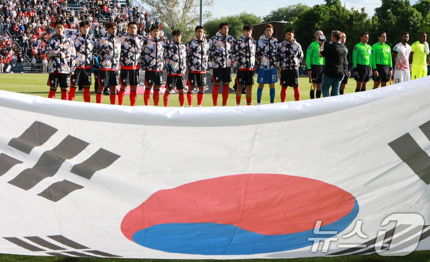 본문 이미지 - 대한민국 축구대표팀 선수들이 30일(현지시간) 미국 유타주 솔트레이크시티 브리검 영 대학교 BYU 사우스필드 경기장에서 2026 국제축구연맹(FIFA) 북중미 월드컵 앞두고 열린 대한민국과 트리니다드 토바고의 평가전에서 애국가를 부르고 있다. 2026.5.31 ⓒ 뉴스1 임세영 기자