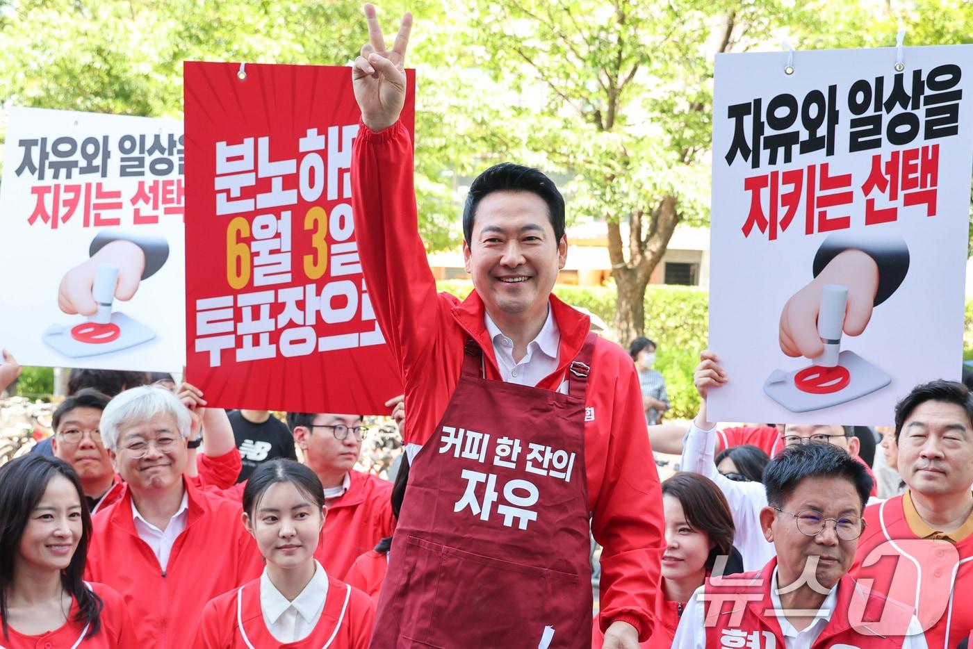 본문 이미지 - 장동혁 국민의힘 대표가 31일 서울 마포구 홍대입구역을 찾아 대국민 투표 참여를 호소하고 있다. 2026.5.31 ⓒ 뉴스1 신웅수 기자