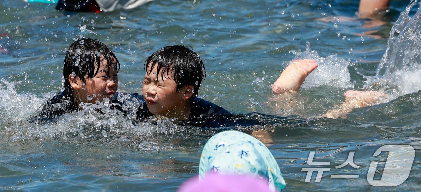 본문 이미지 - 낮 최고기온 30도로 여름 더위가 찾아온 31일 어린이들이 물놀이를 하며 즐거운 시간을 보내고 있다. 2026.5.31 ⓒ 뉴스1 안은나 기자