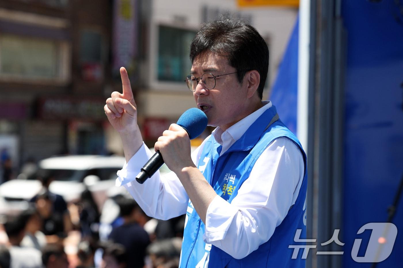 본문 이미지 - 정원오 더불어민주당 서울시장 후보가 31일 오후 서울 구로구 고척스카이돔 앞에서 열린 유세 현장에서 지지를 호소하고 있다. (공동취재) 2026.5.31 ⓒ 뉴스1 최지환 기자