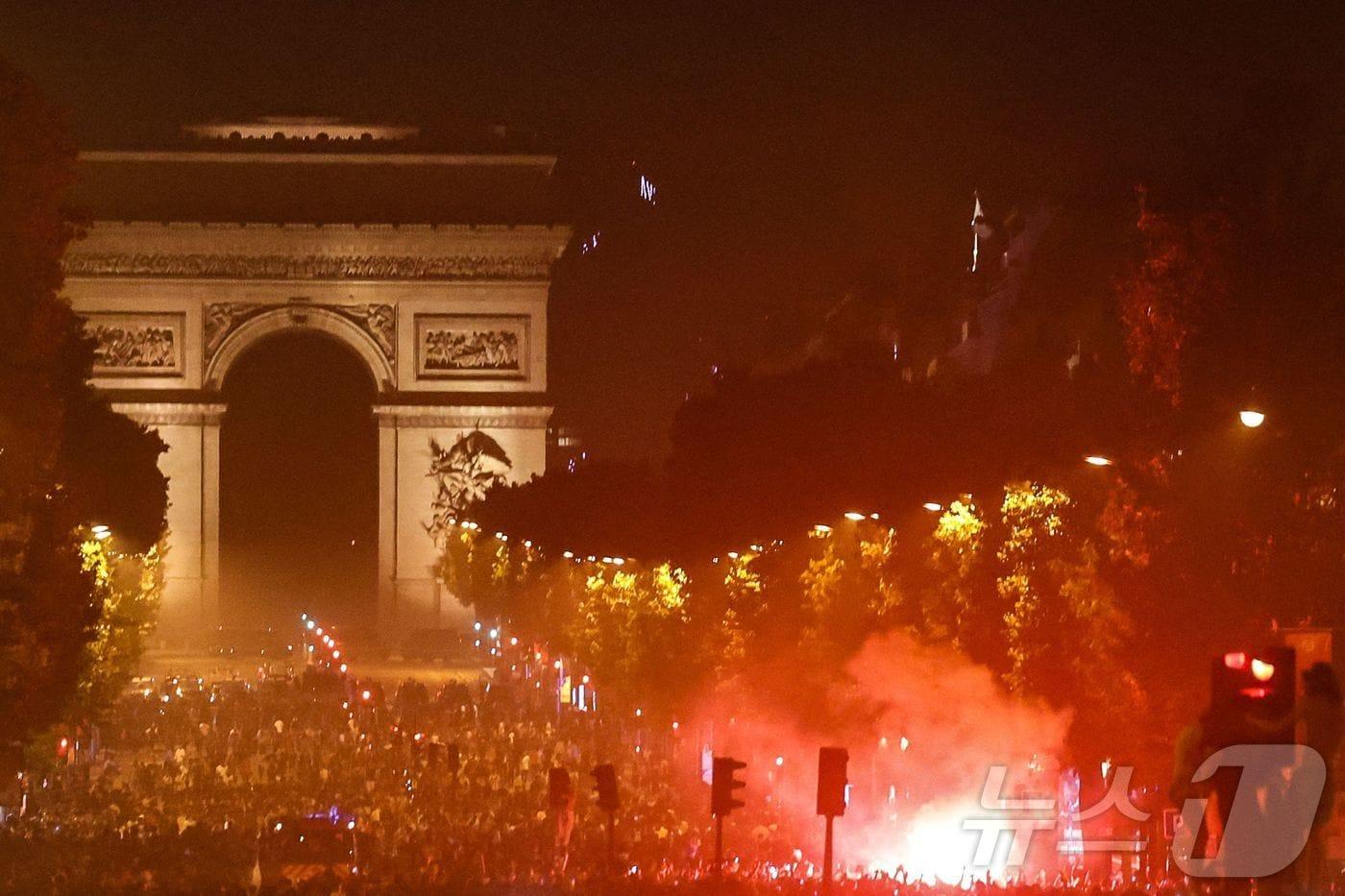 본문 이미지 - 30일(현지시간) 밤 프랑스 프로축구팀 파리 생제르맹(PSG)이 유럽축구연맹(UEFA) 챔피언스리그 결승전에서 승리해 우승을 확정한 직후 흥분한 팬들이 파리 도심에 쏟아져 나와 폭력 사태가 발생했다. 파리에서만 280명 이상이 체포됐다. ⓒ AFP=뉴스1
