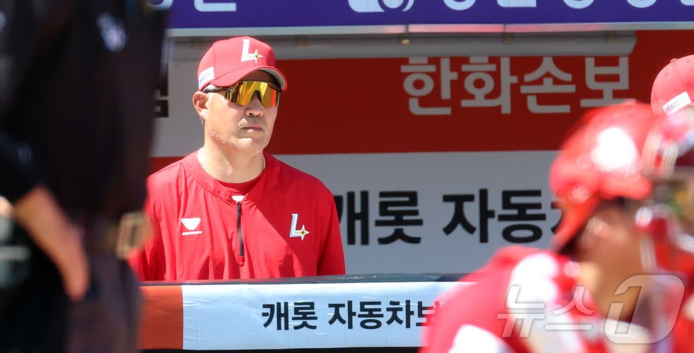 본문 이미지 - 31일 대전 한화생명볼파크에서 열린 2026 신한 SOL KBO리그 SSG 랜더스와 한화 이글스의 경기에서 11연패를 달리고 있는 SSG 이숭용 감독이 경기를 보고 있다. 2026.5.31 ⓒ 뉴스1 김기남 기자