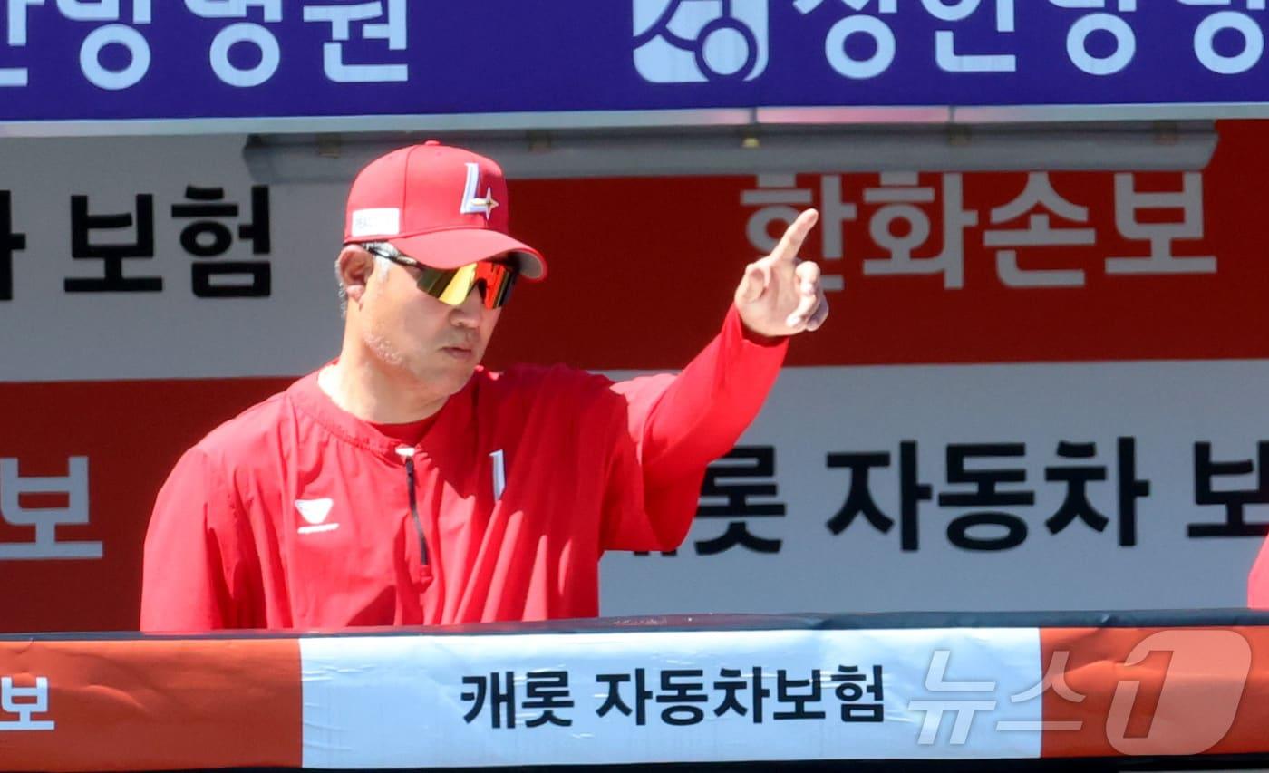 본문 이미지 - 31일 대전 한화생명볼파크에서 열린 2026 신한 SOL KBO리그 SSG 랜더스와 한화 이글스의 경기에서 11연패를 달리고 있는 SSG 이숭용 감독이 작전 지시를 하고 있다. 2026.5.31 ⓒ 뉴스1 김기남 기자