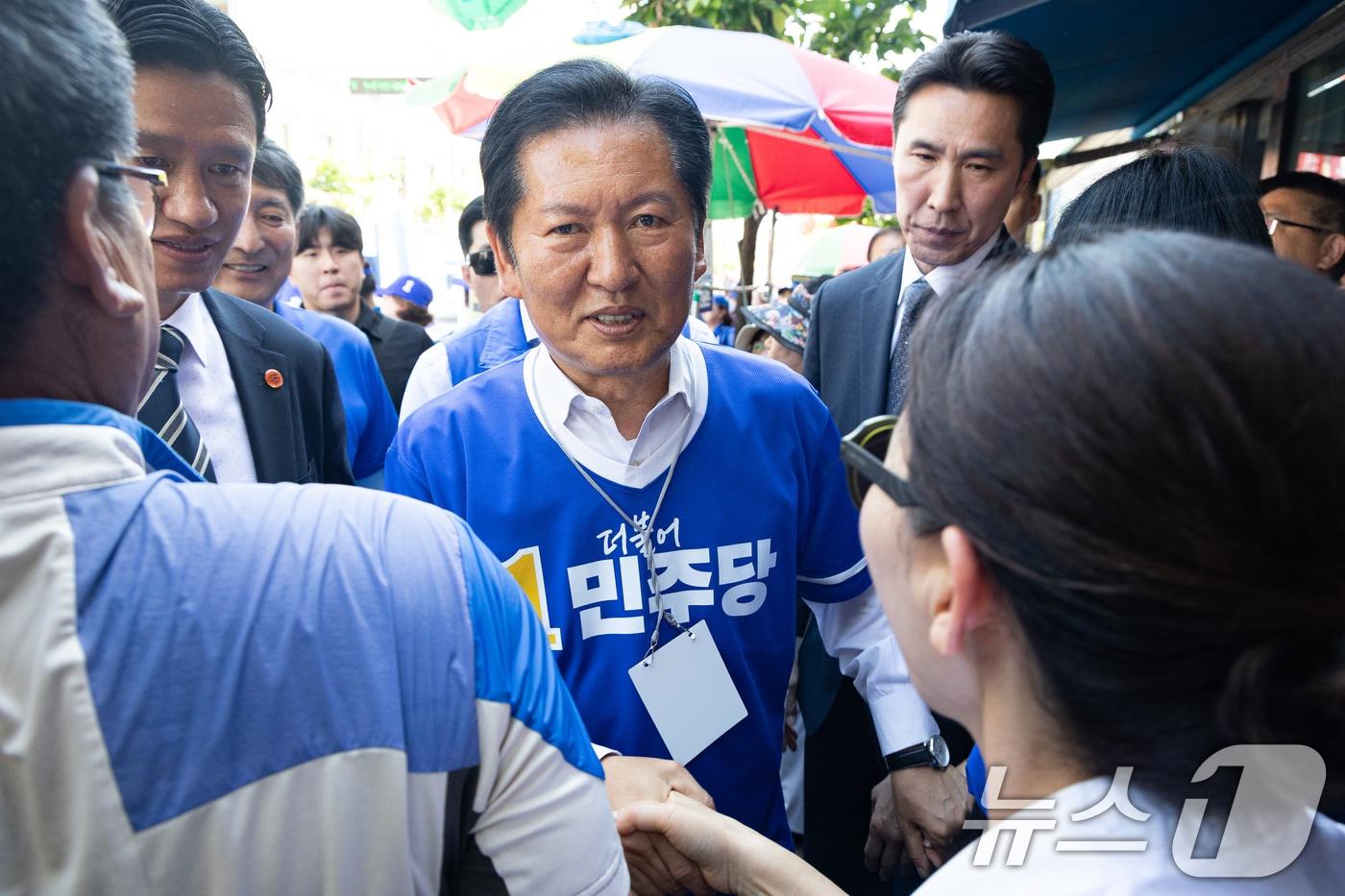 본문 이미지 - 정청래 더불어민주당 대표가 31일 충북 영동군 영동전통시장 앞에서 이수동 영동군수 후보 지원유세를 마친 후 시민들과 인사하며 지지를 호소하고 있다. 2026.5.31 ⓒ 뉴스1 유승관 기자