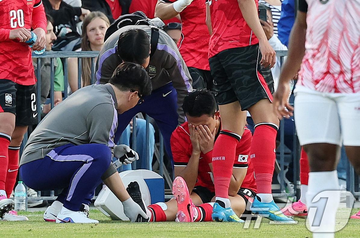 본문 이미지 - 대한민국 축구대표팀 조유민이 30일(현지시간) 미국 유타주 솔트레이크시티 브리검 영 대학교 BYU 사우스필드 경기장에서 2026 국제축구연맹(FIFA) 북중미 월드컵 앞두고 열린 대한민국과 트리니다드 토바고의 평가전에서 부상으로 쓰러져 있다. 2026.5.31 ⓒ 뉴스1 임세영 기자