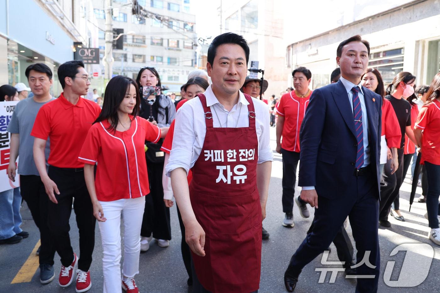 본문 이미지 - 장동혁 국민의힘 대표가 31일 서울 성동구 성수동 연무장길을 찾아 대국민 투표 참여를 호소하고 있다. 2026.5.31 ⓒ 뉴스1 신웅수 기자
