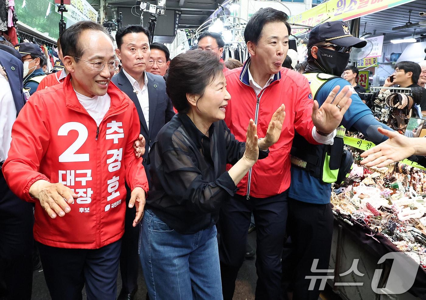 본문 이미지 - 박근혜 전 대통령과 추경호 국민의힘 대구시장 후보가 31일 오후 대구 중구 서문시장을 찾아 시민과 인사 나누고 있다. 2026.5.31 ⓒ 뉴스1 공정식 기자