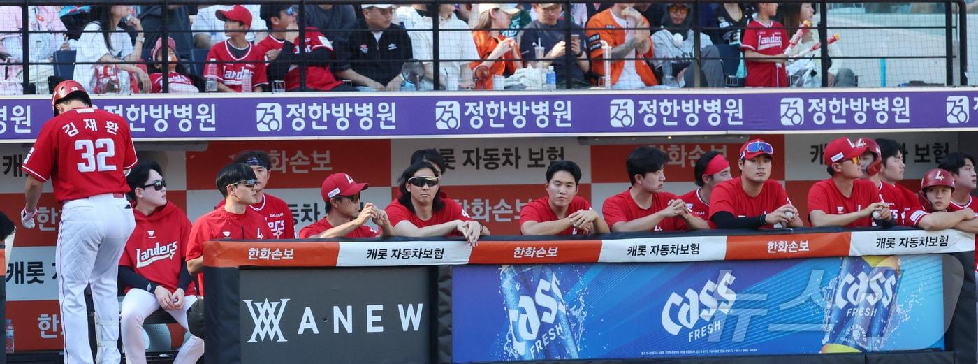 본문 이미지 - 31일 대전 한화생명볼파크에서 열린 프로야구 2026 신한 SOL KBO리그 SSG 랜더스와 한화 이글스의 경기에서 SSG가 12연패를 눈앞에 둔 9회초 경기를 선수들이 안타깝게 경기를 보고 있다. 2026.5.31 ⓒ 뉴스1 김기남 기자