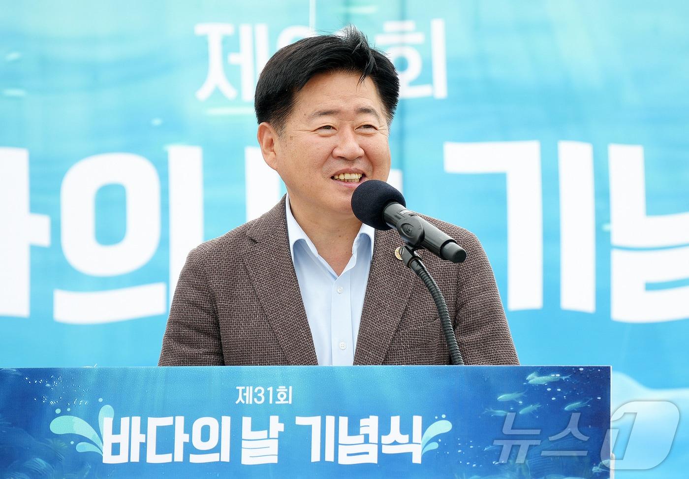 본문 이미지 - 오영훈 제주도지사가 지난달 27일 제주시 함덕해수욕장에서 열린 제31회 바다의 날 기념식에서 기념사를 하고 있다.(제주특별자치도 제공, 재판매 및 DB 금지) ⓒ 뉴스1 오미란 기자